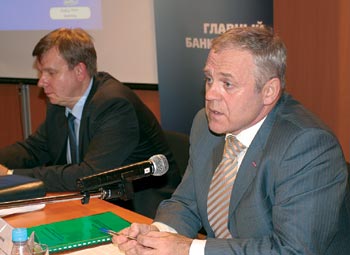 Директор центра страхования финансовых институтов СК «РОСНО» Юрий Клейн (справа) представил основные подходы РОСНО к формированию комплексных страховых продуктов для банков и клиентов банков