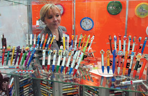 Несмотря на наличие современной оргтехники, ручки по-прежнему пользуются спросом в банке